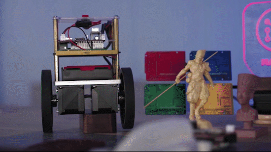 настільний ЧПУ Carvera в роботі